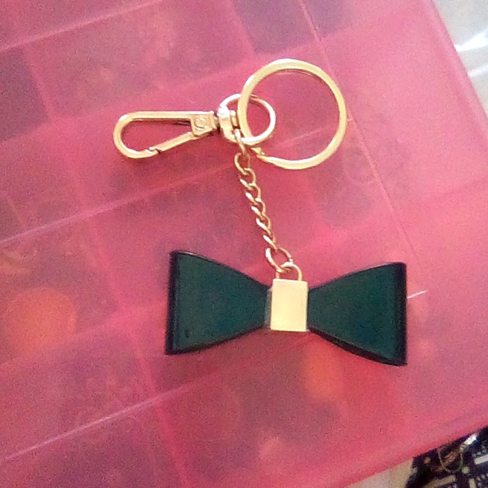 💋Vintage Guess Dark Green Bow Keychain💋